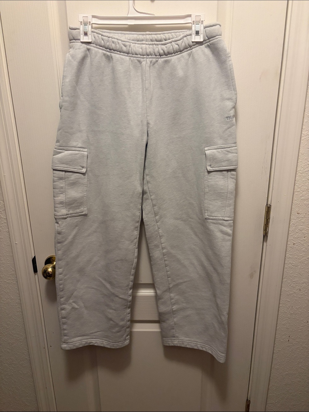 Aritzia TNA Cozy Fleece Mega Cargo Wide Leg Sweatpants in Heather Chrome - Picture 2 of 6